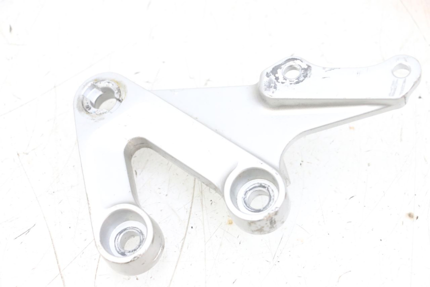photo de SUPORTE DO DESCANSO DE PÉ DIANTEIRO DIREITO SUZUKI GSXR GSX-R 1000 (2003 - 2004) - Vista geral