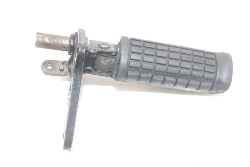 photo de SUPORTE DO DESCANSO DE PÉ DIANTEIRO DIREITO SUZUKI GZ MARAUDER 125 (1998 - 2004) - Detalhe da peça