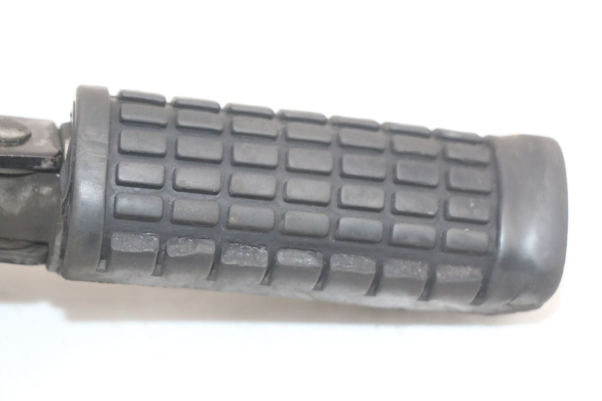 photo de SUPORTE DO DESCANSO DE PÉ DIANTEIRO DIREITO SUZUKI GZ MARAUDER 125 (1998 - 2004) - Zoom do estado de desgaste