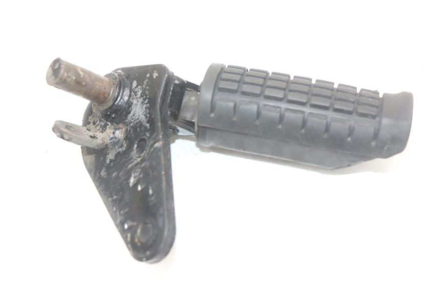 photo de SUPORTE DO DESCANSO DE PÉ DIANTEIRO DIREITO SUZUKI GZ MARAUDER 125 (1998 - 2004) - Outro ângulo de visão