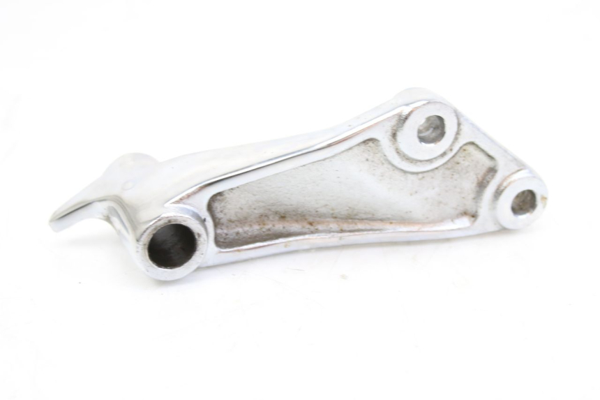 photo de SUPORTE DO DESCANSO DE PÉ DIANTEIRO DIREITO SYM HUSKY 125 (1999 - 2005) - Detalhe da peça