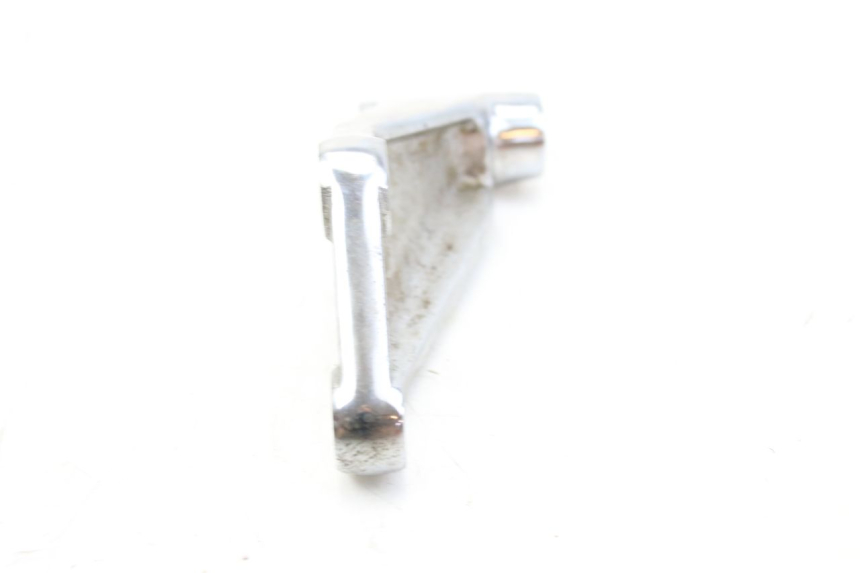 photo de SUPORTE DO DESCANSO DE PÉ DIANTEIRO DIREITO SYM HUSKY 125 (1999 - 2005) - Outro ângulo de visão