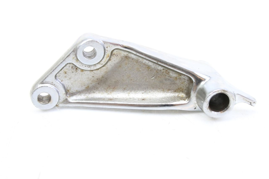 photo de SUPORTE DO DESCANSO DE PÉ DIANTEIRO DIREITO SYM HUSKY 125 (1999 - 2005) - Ampliação técnica