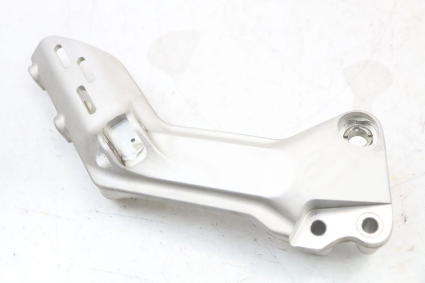 photo de SUPORTE DO DESCANSO DE PÉ DIANTEIRO DIREITO HUSQVARNA SVARTPILEN 401 (2018 - 2023) - Vista principal