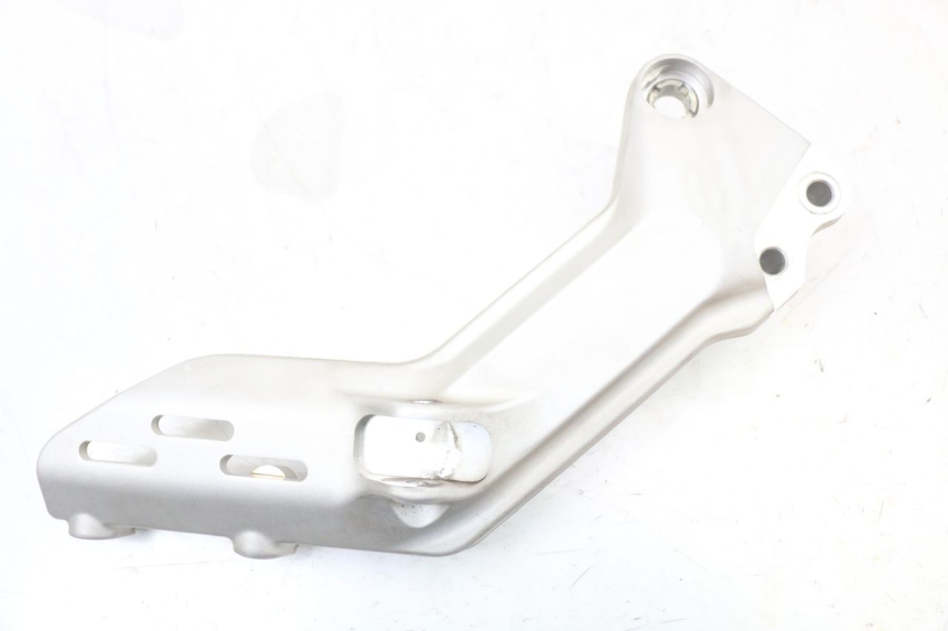 photo de SUPORTE DO DESCANSO DE PÉ DIANTEIRO DIREITO HUSQVARNA SVARTPILEN 401 (2018 - 2023) - Detalhe da peça