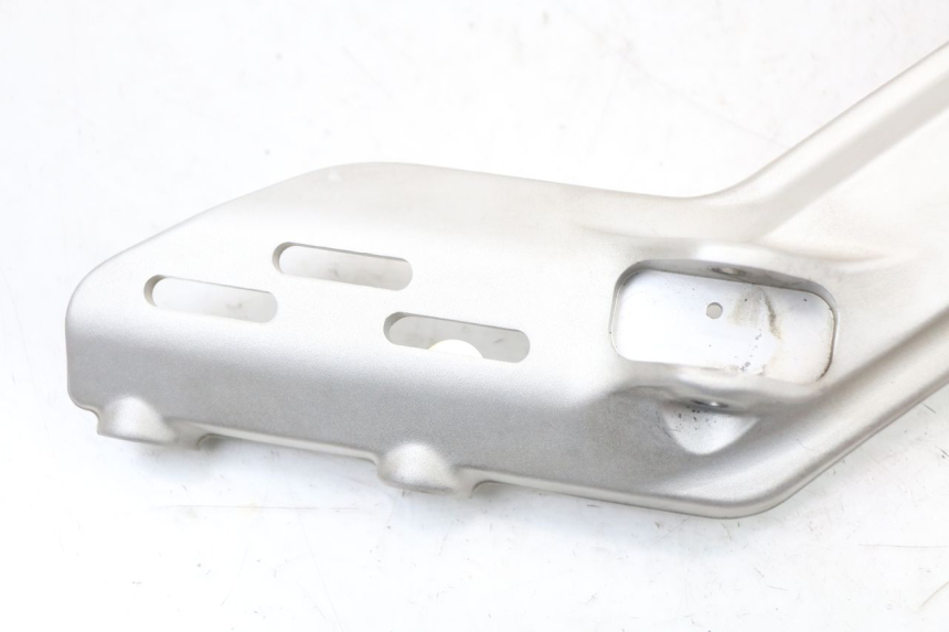 photo de SUPORTE DO DESCANSO DE PÉ DIANTEIRO DIREITO HUSQVARNA SVARTPILEN 401 (2018 - 2023) - Zoom do estado de desgaste