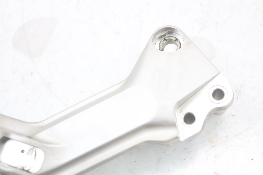 photo de SUPORTE DO DESCANSO DE PÉ DIANTEIRO DIREITO HUSQVARNA SVARTPILEN 401 (2018 - 2023) - Outro ângulo de visão