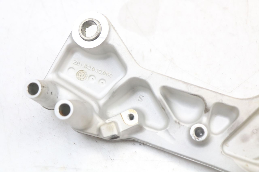 photo de SUPORTE DO DESCANSO DE PÉ DIANTEIRO DIREITO HUSQVARNA SVARTPILEN 401 (2018 - 2023) - Pontos de fixação