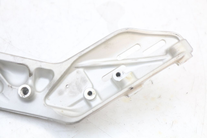 photo de SUPORTE DO DESCANSO DE PÉ DIANTEIRO DIREITO HUSQVARNA SVARTPILEN 401 (2018 - 2023) - Estado da superfície