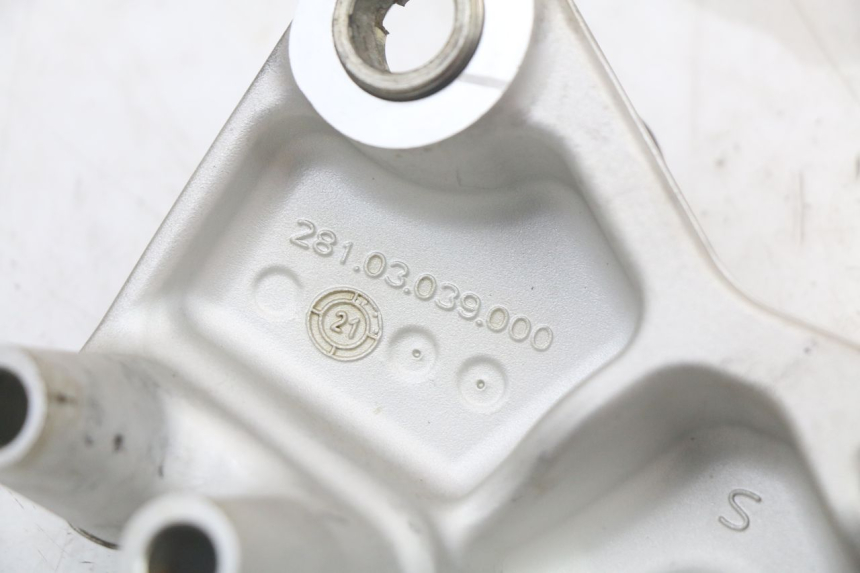 photo de SUPORTE DO DESCANSO DE PÉ DIANTEIRO DIREITO HUSQVARNA SVARTPILEN 401 (2018 - 2023) - Peça verificada