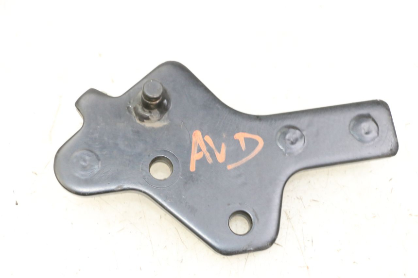 photo de SUPORTE DO DESCANSO DE PÉ DIANTEIRO DIREITO KEEWAY K-LIGHT KLIGHT 125 (2018 - 2025) - Detalhe da peça