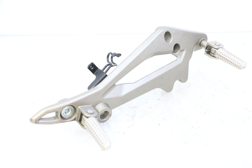 photo de SUPORTE DO DESCANSO DE PÉ DIANTEIRO DIREITO KIDEN KD125-G 125 (2018 - 2022) - Vista principal