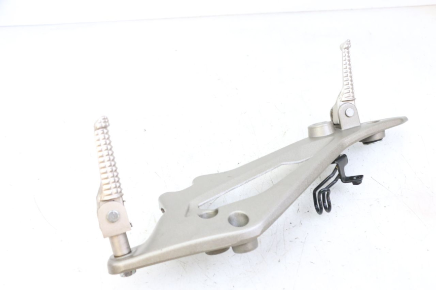 photo de SUPORTE DO DESCANSO DE PÉ DIANTEIRO DIREITO KIDEN KD125-G 125 (2018 - 2022) - Detalhe da peça