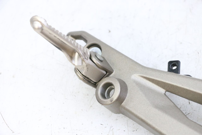 photo de SUPORTE DO DESCANSO DE PÉ DIANTEIRO DIREITO KIDEN KD125-G 125 (2018 - 2022) - Zoom do estado de desgaste