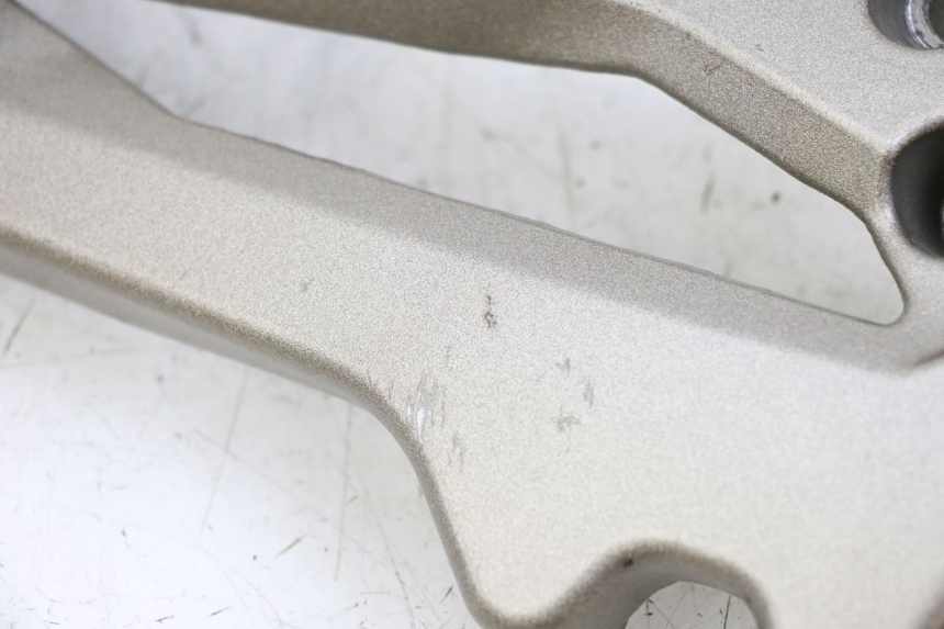 photo de SUPORTE DO DESCANSO DE PÉ DIANTEIRO DIREITO KIDEN KD125-G 125 (2018 - 2022) - Outro ângulo de visão