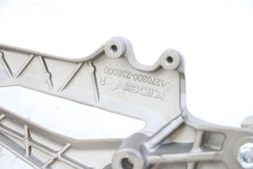 photo de SUPORTE DO DESCANSO DE PÉ DIANTEIRO DIREITO KIDEN KD125-G 125 (2018 - 2022) - Pontos de fixação