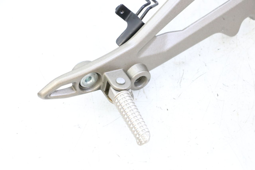 photo de SUPORTE DO DESCANSO DE PÉ DIANTEIRO DIREITO KIDEN KD125-G 125 (2018 - 2022) - Peça verificada