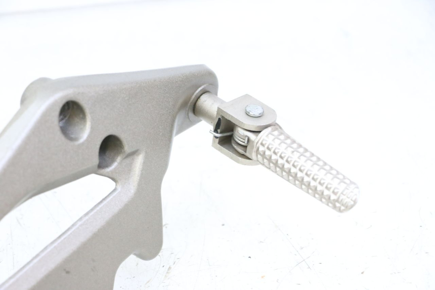 photo de SUPORTE DO DESCANSO DE PÉ DIANTEIRO DIREITO KIDEN KD125-G 125 (2018 - 2022) - Marcações e referências