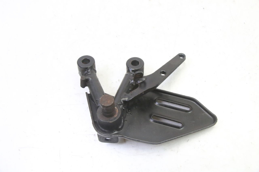 photo de SUPORTE DO DESCANSO DE PÉ DIANTEIRO DIREITO MAG POWER R-STREET 50 (2016 - 2025) - Zoom do estado de desgaste