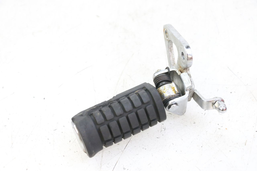 photo de SUPORTE DO DESCANSO DE PÉ DIANTEIRO DIREITO REGAL RAPTOR RAXTER 2 125 (2007 - 2015) - Detalhe da peça