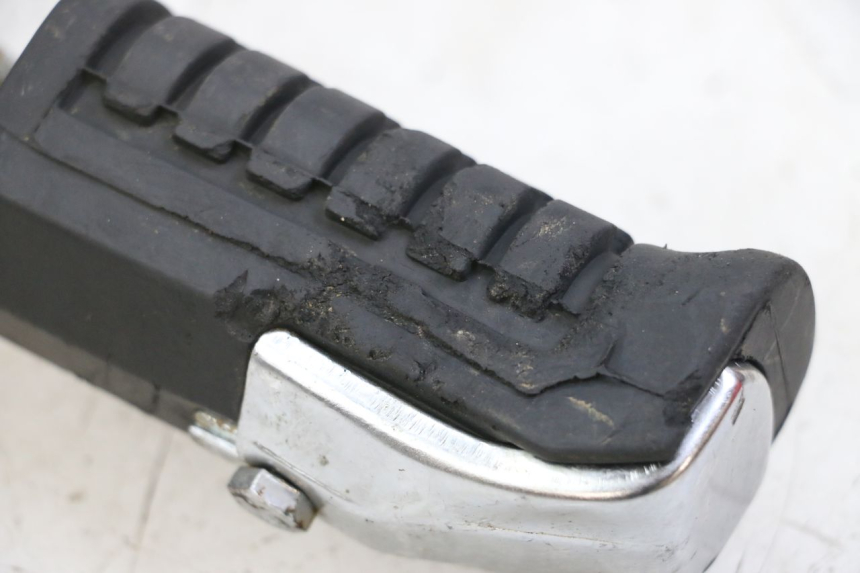 photo de SUPORTE DO DESCANSO DE PÉ DIANTEIRO DIREITO REGAL RAPTOR RAXTER 2 125 (2007 - 2015) - Zoom do estado de desgaste