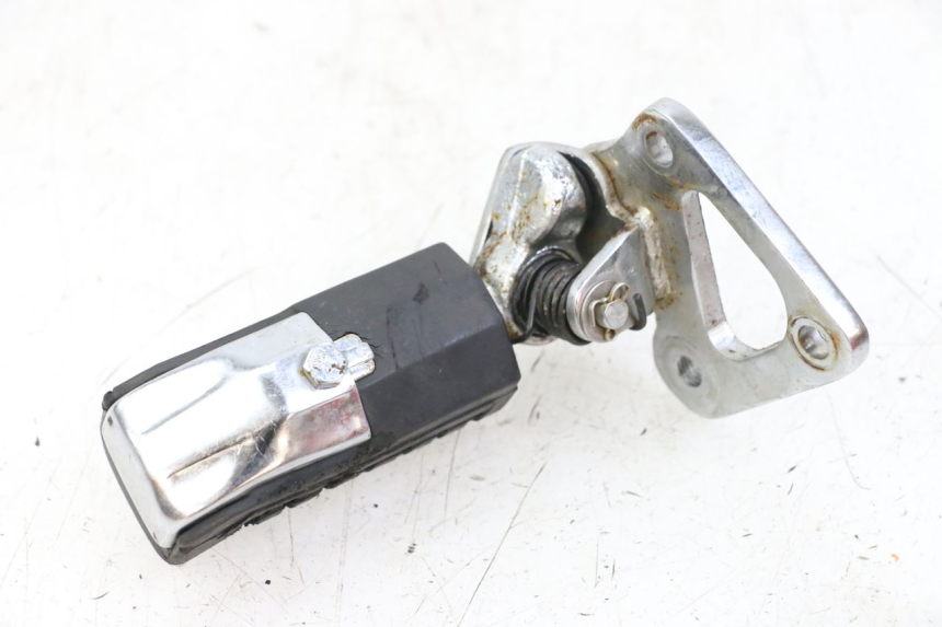 photo de SUPORTE DO DESCANSO DE PÉ DIANTEIRO DIREITO REGAL RAPTOR RAXTER 2 125 (2007 - 2015) - Ampliação técnica