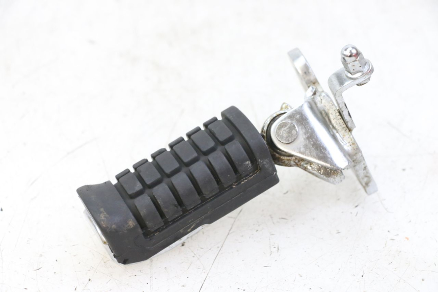 photo de SUPORTE DO DESCANSO DE PÉ DIANTEIRO DIREITO REGAL RAPTOR RAXTER 2 125 (2007 - 2015) - Pontos de fixação