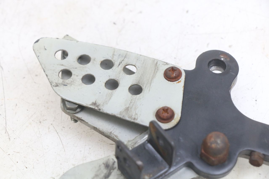 photo de SUPORTE DO DESCANSO DE PÉ DIANTEIRO DIREITO YAMASAKI ROADSTER 50 (2013 - 2018) - Detalhe da peça