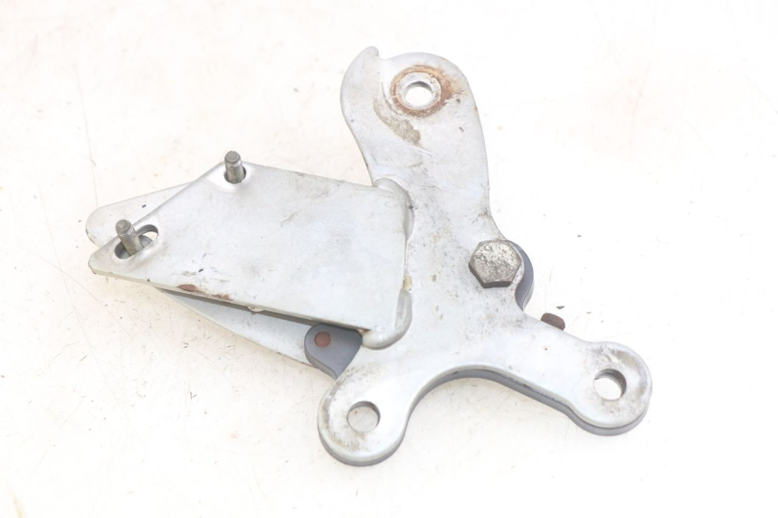 photo de SUPORTE DO DESCANSO DE PÉ DIANTEIRO DIREITO YAMASAKI ROADSTER 50 (2013 - 2018) - Zoom do estado de desgaste