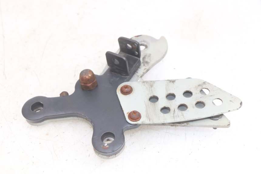 photo de SUPORTE DO DESCANSO DE PÉ DIANTEIRO DIREITO YAMASAKI ROADSTER 50 (2013 - 2018) - Outro ângulo de visão