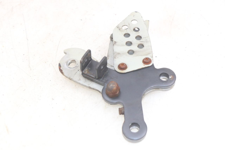photo de SUPORTE DO DESCANSO DE PÉ DIANTEIRO DIREITO YAMASAKI ROADSTER 50 (2013 - 2018) - Ampliação técnica