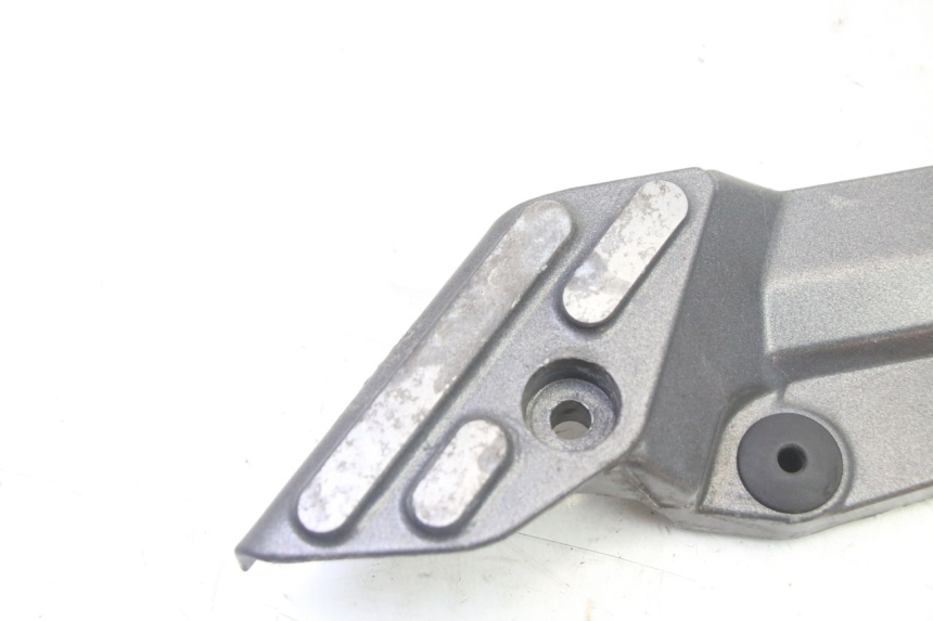 photo de SUPORTE DO DESCANSO DE PÉ DIANTEIRO DIREITO TRIUMPH SPRINT 900 (1995 - 1998) - Detalhe da peça