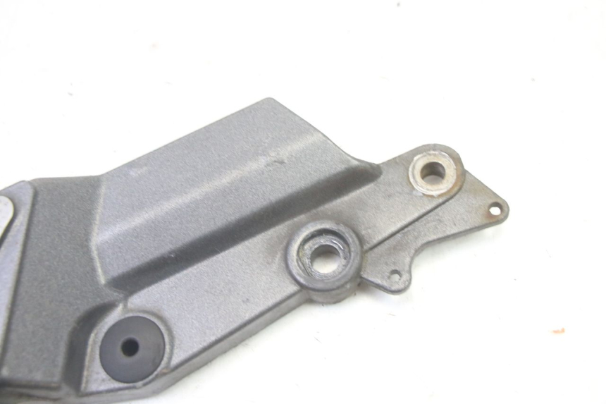 photo de SUPORTE DO DESCANSO DE PÉ DIANTEIRO DIREITO TRIUMPH SPRINT 900 (1995 - 1998) - Zoom do estado de desgaste