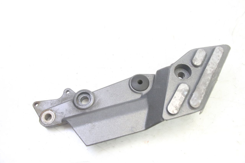 photo de SUPORTE DO DESCANSO DE PÉ DIANTEIRO DIREITO TRIUMPH SPRINT 900 (1995 - 1998) - Outro ângulo de visão