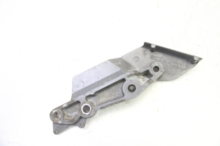 photo de SUPORTE DO DESCANSO DE PÉ DIANTEIRO DIREITO TRIUMPH SPRINT 900 (1995 - 1998) - Ampliação técnica