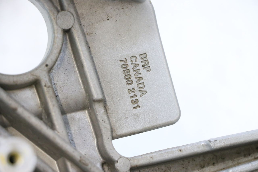photo de PLACA DO DESCANSO DO PÉ DIANTEIRO DIREITO CAN-AM SPYDER RS 1000 (2008 - 2012) - Marcações e referências