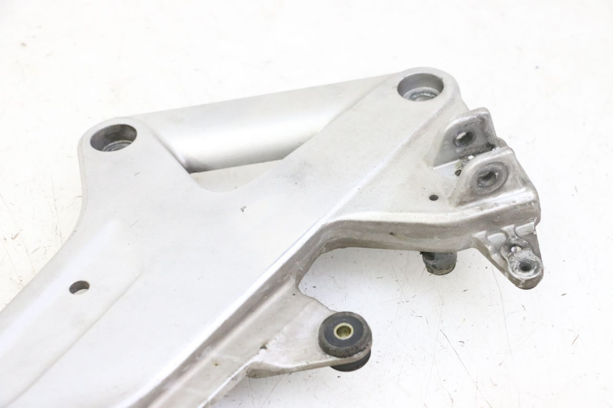 photo de SUPORTE DO DESCANSO DE PÉ DIANTEIRO DIREITO HONDA ST PAN EUROPEAN 1300 (2002 - 2013) - Outro ângulo de visão