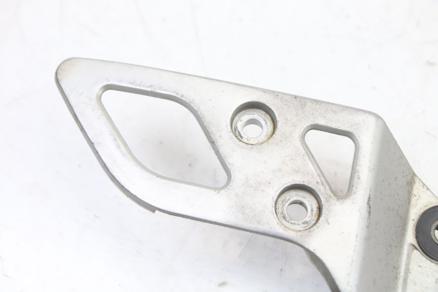 photo de SUPORTE DO DESCANSO DE PÉ DIANTEIRO DIREITO SUZUKI GSX F GSXF 650 (2007 - 2015) - Detalhe da peça
