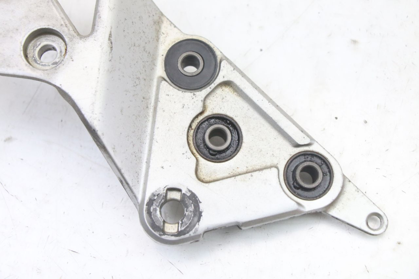 photo de SUPORTE DO DESCANSO DE PÉ DIANTEIRO DIREITO SUZUKI GSX F GSXF 650 (2007 - 2015) - Zoom do estado de desgaste