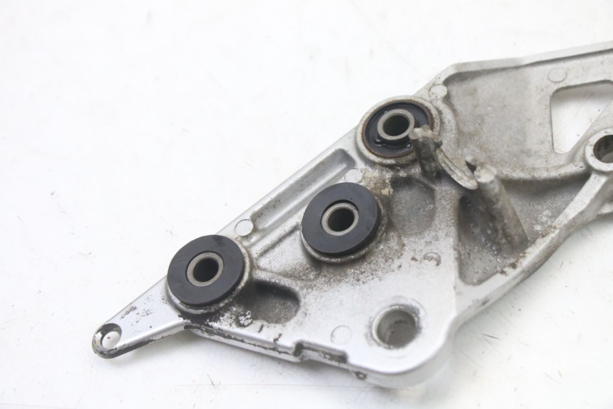 photo de SUPORTE DO DESCANSO DE PÉ DIANTEIRO DIREITO SUZUKI GSX F GSXF 650 (2007 - 2015) - Vista geral