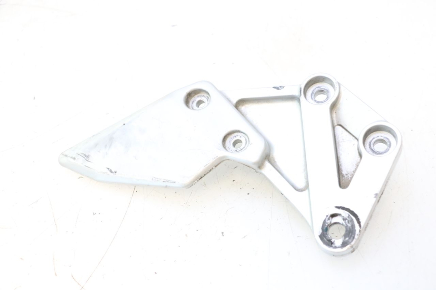 photo de SUPORTE DO DESCANSO DE PÉ DIANTEIRO DIREITO SUZUKI SV S 650 (2003 - 2009) - Vista principal