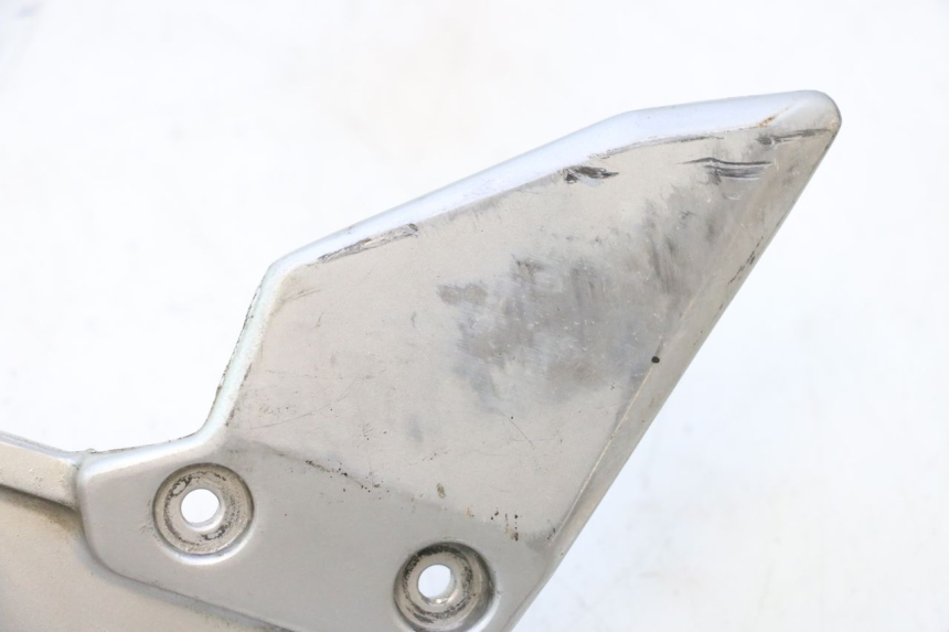 photo de SUPORTE DO DESCANSO DE PÉ DIANTEIRO DIREITO SUZUKI SV S 650 (2003 - 2009) - Detalhe da peça