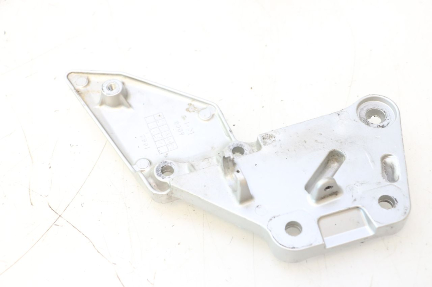 photo de SUPORTE DO DESCANSO DE PÉ DIANTEIRO DIREITO SUZUKI SV S 650 (2003 - 2009) - Outro ângulo de visão