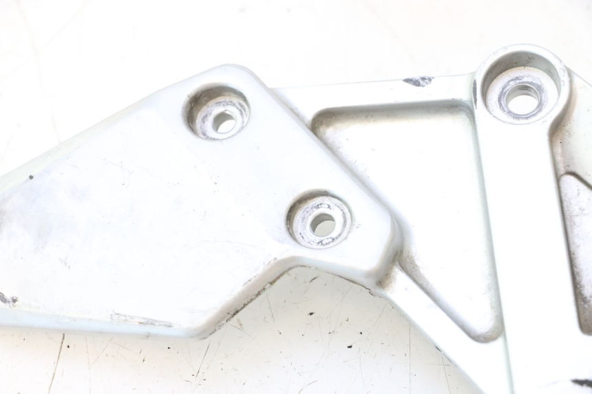 photo de SUPORTE DO DESCANSO DE PÉ DIANTEIRO DIREITO SUZUKI SV S 650 (2003 - 2009) - Estado da superfície