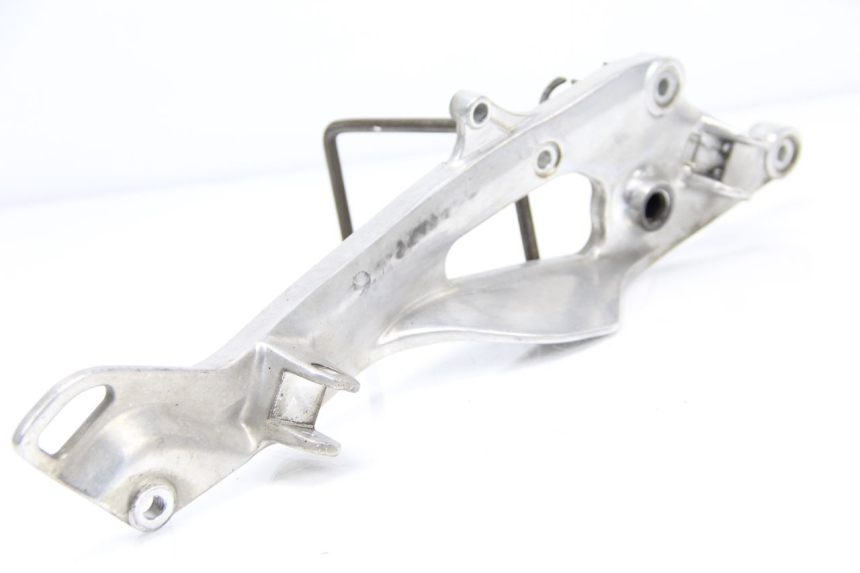 photo de SUPORTE DO DESCANSO DE PÉ DIANTEIRO DIREITO YAMAHA TDM ABS 900 (2002 - 2014) - Vista principal