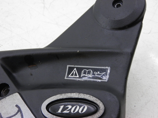photo de SUPORTE DO DESCANSO DE PÉ DIANTEIRO DIREITO TRIUMPH TROPHY 1200 (1996 - 2003) - Detalhe da peça