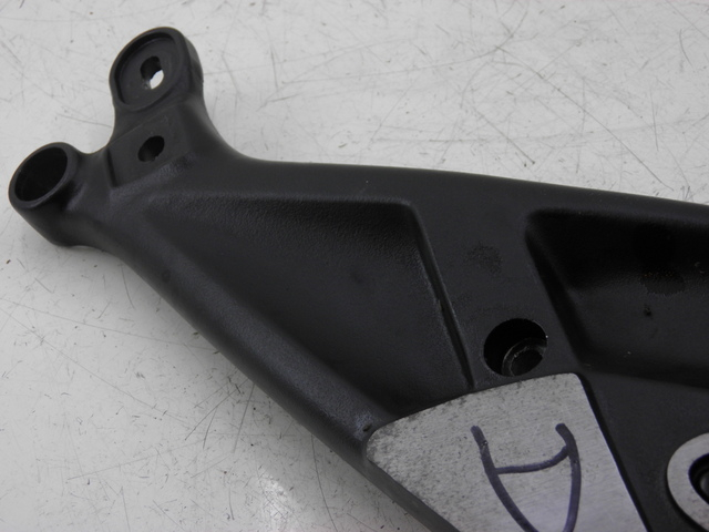photo de SUPORTE DO DESCANSO DE PÉ DIANTEIRO DIREITO TRIUMPH TROPHY 1200 (1996 - 2003) - Zoom do estado de desgaste