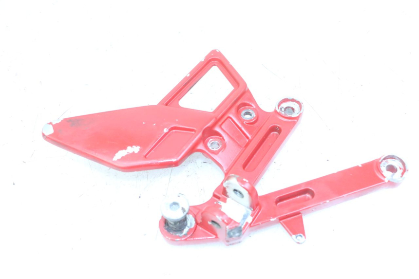 photo de SUPORTE DO DESCANSO DE PÉ DIANTEIRO DIREITO YAMAHA TZR 50 (2008 - 2016) - Vista principal