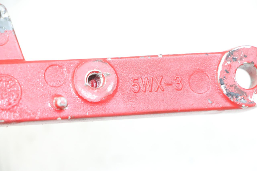 photo de SUPORTE DO DESCANSO DE PÉ DIANTEIRO DIREITO YAMAHA TZR 50 (2008 - 2016) - Detalhe da peça