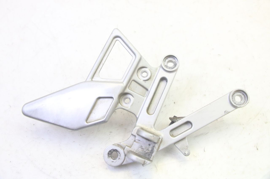 photo de SUPORTE DO DESCANSO DE PÉ DIANTEIRO DIREITO YAMAHA TZR 50 (2008 - 2016) - Vista principal